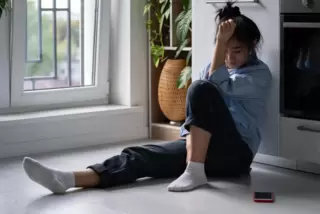 Eine Nachricht von einer vergangenen Liebesbeziehung kann ein Gefühlschaos auslösen. 