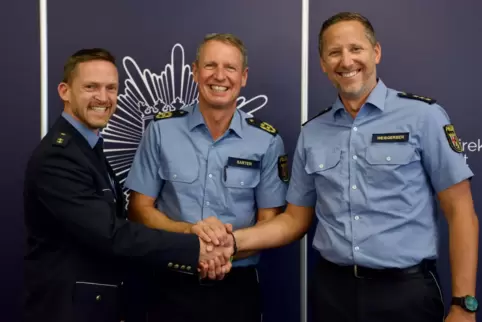 Polizeipräsident Andreas Sarter (Mitte) begrüßt Kai Antes (links) und verabschiedet Marco Weißgerber. 
