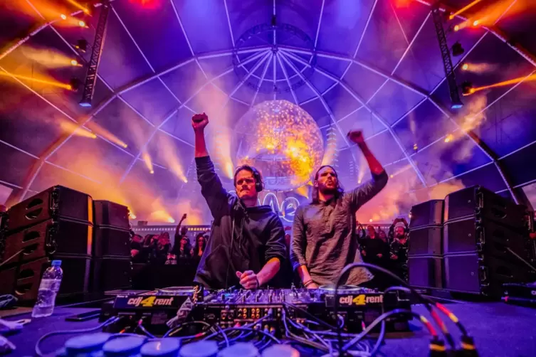 Das DJ-Duo Hidden Empire gastiert weltweit und wird f&uuml;r seine minimalistisch-emotionalen Klanglandschaften gefeiert.