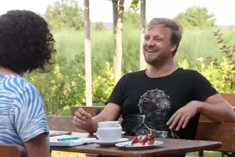 Kaffeplausch im Hofladen-Café Zapf in Kandel: Benjamin Burkard kennt keinen Leerlauf.