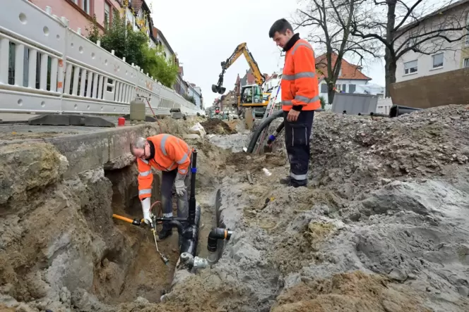 Leitungsbau in der Schwerdstraße Ende 2024: Mit solchen Projekten ist nicht immer eine Erneuerung der kompletten Straße verbunde
