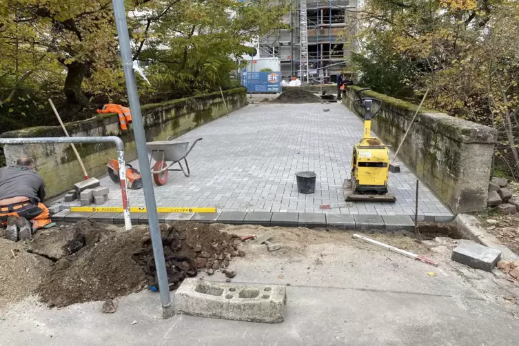 Vincentiusbr&uuml;cke: neu gepflastert, aber nicht dauerhaft gesichert. 