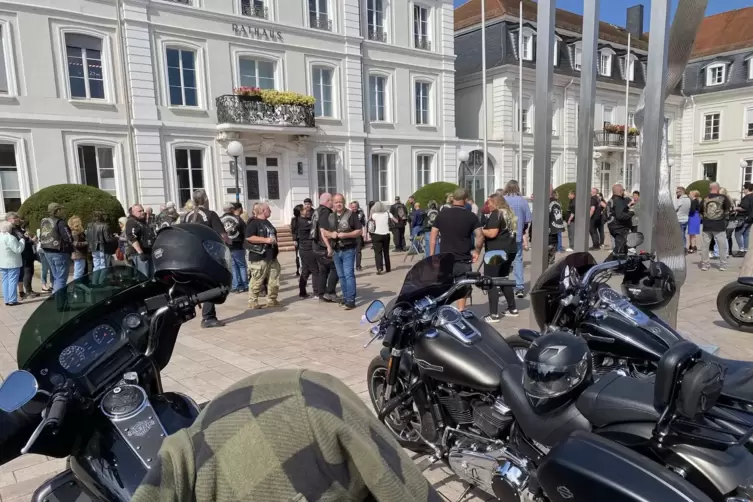 Das Schauspiel vor dem Rathaus war nicht gerade allt&auml;glich. 