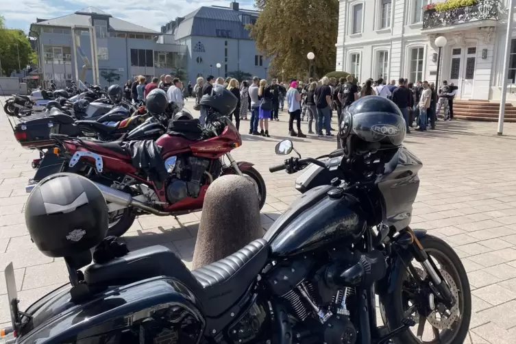 Mehr als 100 Motorr&auml;der stehen w&auml;hrend der Trauung vor dem Rathaus Spalier.