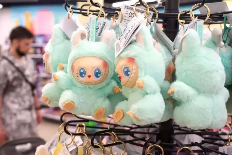 Die kleinen Kuscheltiere gibt es in verschiedenen Farben und mit verschiedenen Gesichtern. Was alle gemein haben: Sie k&ouml;nnen Kop