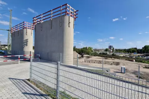Zwei der neun Pfeilerpaare für die Westbrücke, die mit den Widerlagern West und Ost insgesamt elf Achsen hat.