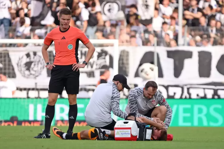 Nichts geht mehr: Simon Asta liegt am Boden. Das hintere Kreuzband im rechten Knie ist angerissen.