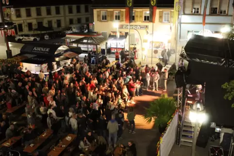 In den Abendstunden wurde an beiden Abenden auf dem Rathausplatz ausgelassen gefeiert und getanzt.