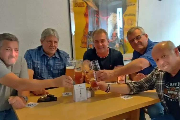 Sind noch aktiv – zumindest, wenn es ums Diskutieren geht: Die ehemaligen Handballspieler aus Ramstein (von rechts) Eric Naßhan,