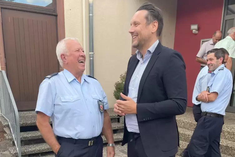 Im Gespr&auml;ch: Staatssekret&auml;r Daniel Stich mit Edgar Jung (links).