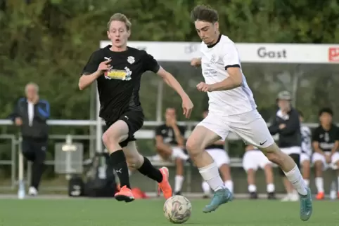 Mutterstadts Tom Schlegel (links) im Laufduell mit Phönix-Stürmer Luca Krämer. 