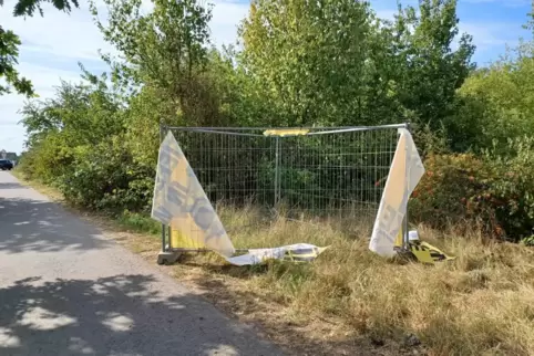 Zerteilt: ein Protestplakat der Bürgerinitiative, das in der Albert-Einstein-Allee am Ortsrand von Waldsee steht. 
