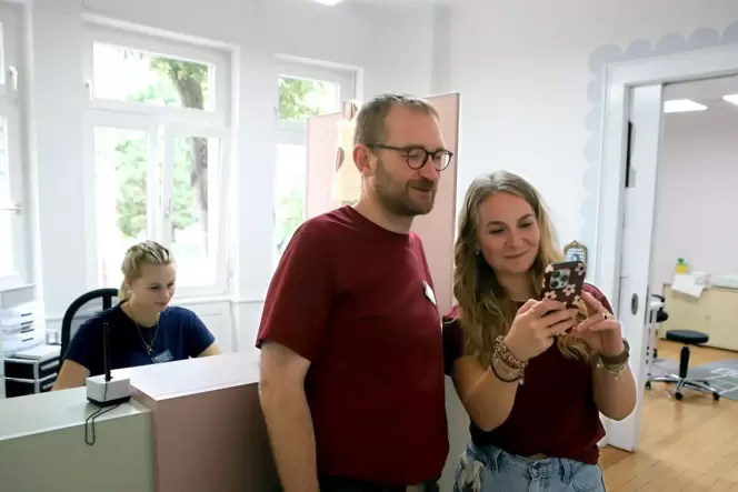 Der Landauer Kinderarzt Frank Jan Ermark und sein Team, hier Sophie Fenrich (vorne) und Charlotte Ströble, setzen bereits auf di Der Landauer Kinderarzt Frank Jan Ermark und sein Team, hier Sophie Fenrich (vorne) und Charlotte Ströble, setzen bereits auf di