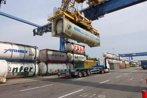 Im Kombiverkehrsterminal werden täglich rund 1100 Ladeeinheiten zwischen Lkw und Schiene umgeschlagen.