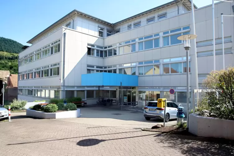 N&uuml;chterne Fassade: Sie kennt man das Klinikum Annweiler. K&uuml;ntig sollen hier begr&uuml;nte Terrassen das Erscheinungsbild pr&auml;gen. 