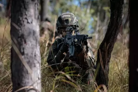 Ein Fallschirmjäger des Zweibrückener Fallschirmjägerregiments 26 bei der internationalen Übung Talisman Sabre 2025 im Buschland