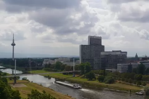 Blick vom Riesenrad aufs Collini-Center: Im Bürokomplex neben dem 95 Meter hohen Wohnturm könnten Wohnungen für Studierende ents