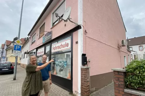 Natasja Kluit und Mark Schellekens stehen vor dem Haus Hofenfelsstraße 95, das einst das Obst- und Lebensmittelgeschäft von Otto Natasja Kluit und Mark Schellekens stehen vor dem Haus Hofenfelsstraße 95, das einst das Obst- und Lebensmittelgeschäft von Otto
