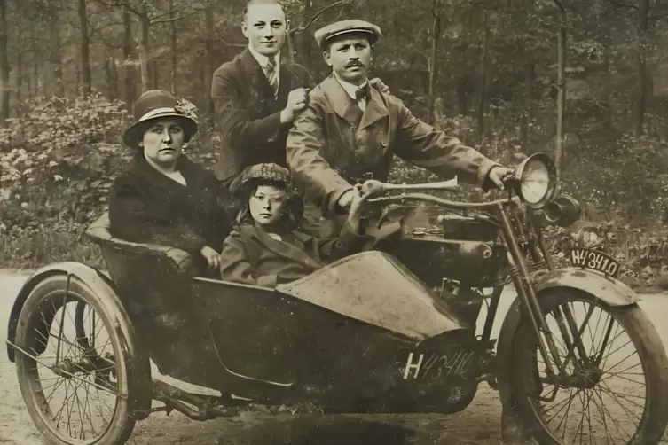 Hermann und Karl Vollmar (hinten v.l.), davor Anna Vollmar, geb. van den Buuse, mit ihrer Tochter Anna Vollmar, wohl 1923. 