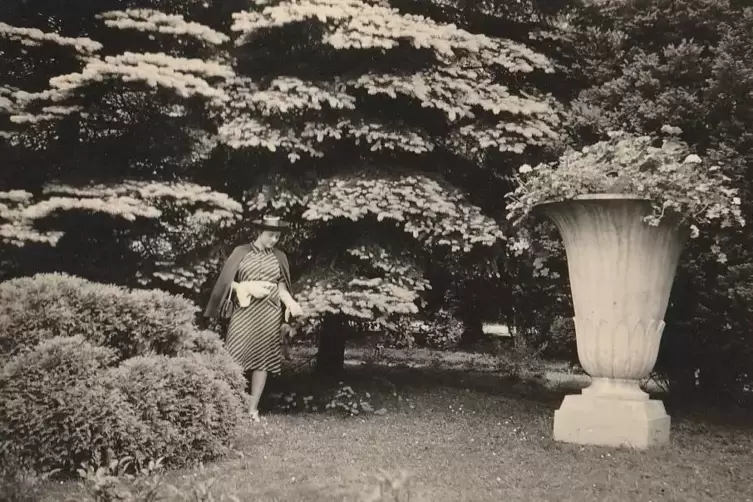Natasja Kluits Gro&szlig;mutter Anna Vollmar 1939 im Zweibr&uuml;cker Rosengarten, wie er vor der Bombardierung im Krieg aussah. 