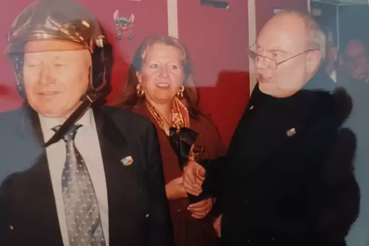Hans-Peter Schuster (rechts) stand auch OB Joseph Krekeler beim Partnerschaftstreffen vor vielen Jahren zur Seite. In der Mitte 