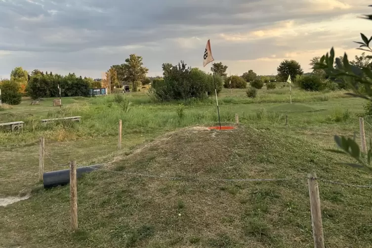 Bei Fu&szlig;ballgolfern gef&uuml;rchtet ist dieses Loch, das nicht umsonst &bdquo;verflixter Vulkan&ldquo; genannt wird. 