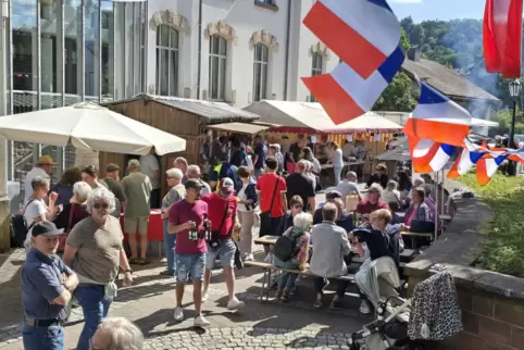 Pünktlich zur Frühschoppenzeit, bereits kurz nach der Eröffnung, war der Platz am Bürgerhaus, wo der deutsch-französische Bauern
