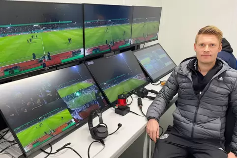 Wichtige Rolle im Verborgenen: Als Video Assistant Referee hat Christian Dingert alles im Blick – und greift bei Bedarf ins Gesc