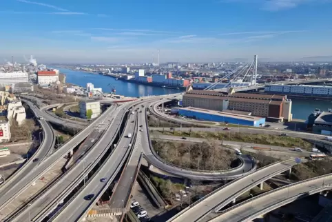 Der Nordbrückenkopf an der Kurt-Schumacher-Brücke: Im August 2026 beginnen die Bauarbeiten. Der Abriss des Würfelbunkers (in der