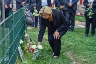 Die saarländische Ministerpräsidentin Anke Rehlinger legt im Gedenken an das Opfer in der Nähe des Tatorts Blumen ab.