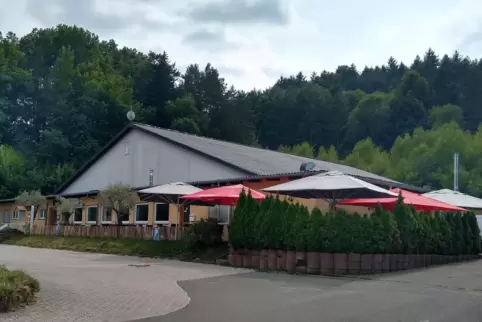 Erneut steht die Tennishalle Münchweiler zum Verkauf an. 