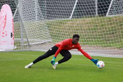 Enis Kamga beim Training mit den Profis.