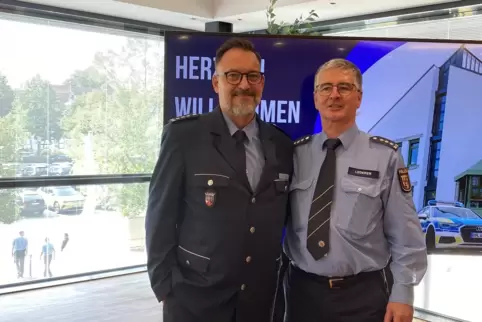 Der neue Leiter der Polizeiinspektion Wörth, Alexander Graczyk (links), und sein Vorgänger Thomas Lederer (rechts).