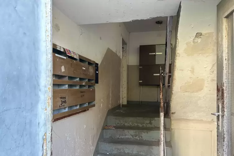 Viele der Wohnbl&ouml;cke sind marode. Das zeigt allein schon der Blick in ein Treppenhaus im Asternweg.