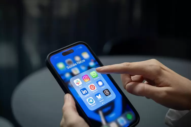 Messenger im Vergleich: WhatsApp, Signal, Telegram und Threema unterscheiden sich beim Datenschutz. 
