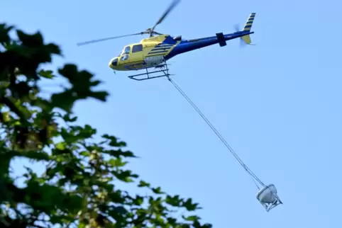 Ein Hubschrauber der Kabs verteilt den Wirkstoff BTI als Eisgranulat. 