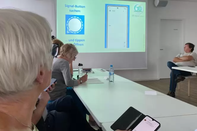 Die Landauer Digitalbotschafter erklären den Seniorinnen, wie der sichere Messenger Signal funktioniert. Die Landauer Digitalbotschafter erklären den Seniorinnen, wie der sichere Messenger Signal funktioniert.