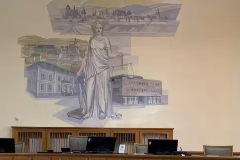 Verhandelt wurde am Mittwoch im Saal 1 des Landgerichts. Über den Richterstühlen prangt ein Wandgemälde der Justitia vor Darstel Verhandelt wurde am Mittwoch im Saal 1 des Landgerichts. Über den Richterstühlen prangt ein Wandgemälde der Justitia vor Darstel