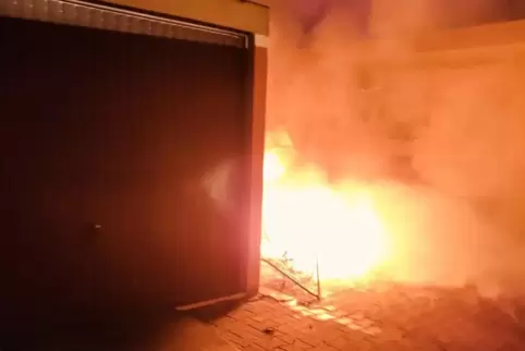 Ein Carport ist in der Nacht auf Samstag in Brand geraten. 