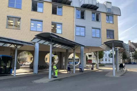 Busbahnhof: Säulen unterbrechen Bussteige unter Ärztehaus. 