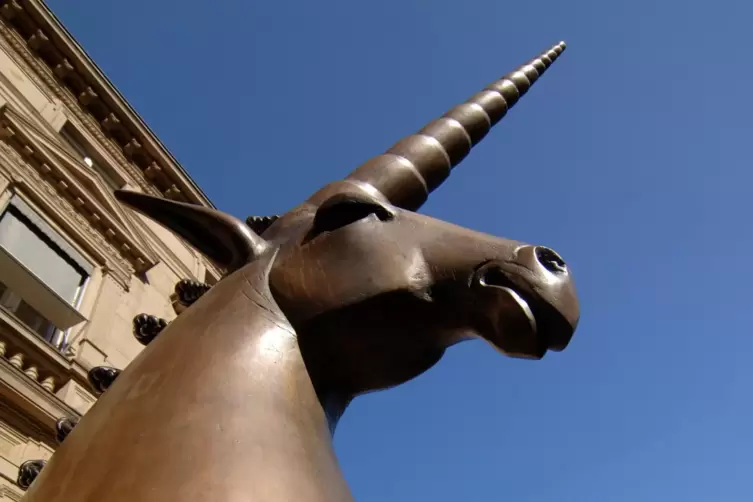 Die Bank mit dem Einhorn will Gutes tun: Sitz der VR Bank Kur- und Rheinpfalz an der Bahnhofstra&szlig;e.