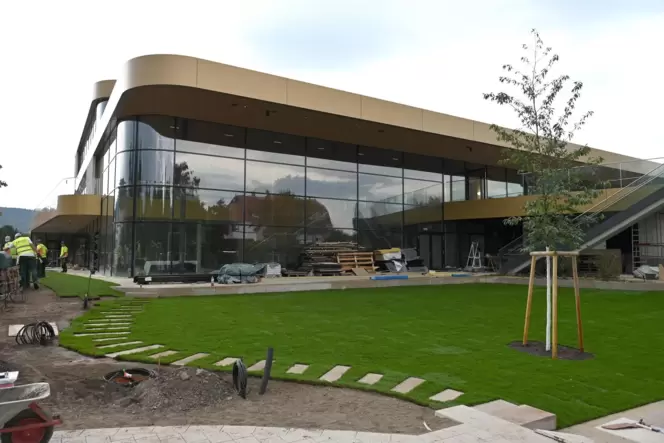 Derzeit werden die Außenanlagen der Therme gestaltet. Derzeit werden die Außenanlagen der Therme gestaltet.