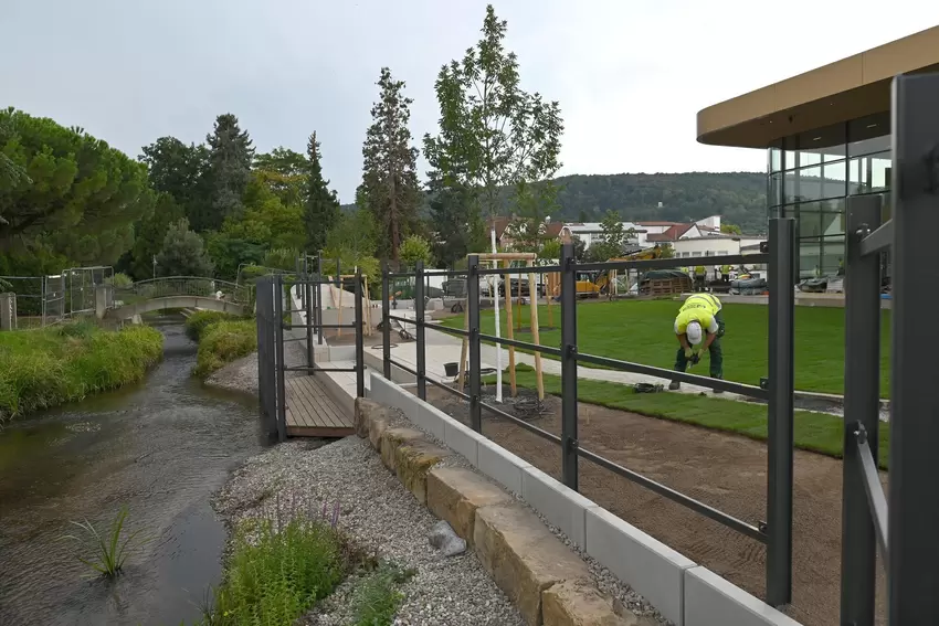 Die Therme liegt direkt am Rand des Bad Dürkheimer Kurparks.