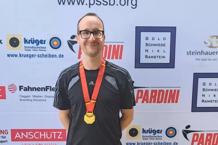 Der in Obermoschel wohnende Tobias Bumb bei der Siegerehrung nach seinem DM-Titel in München. 