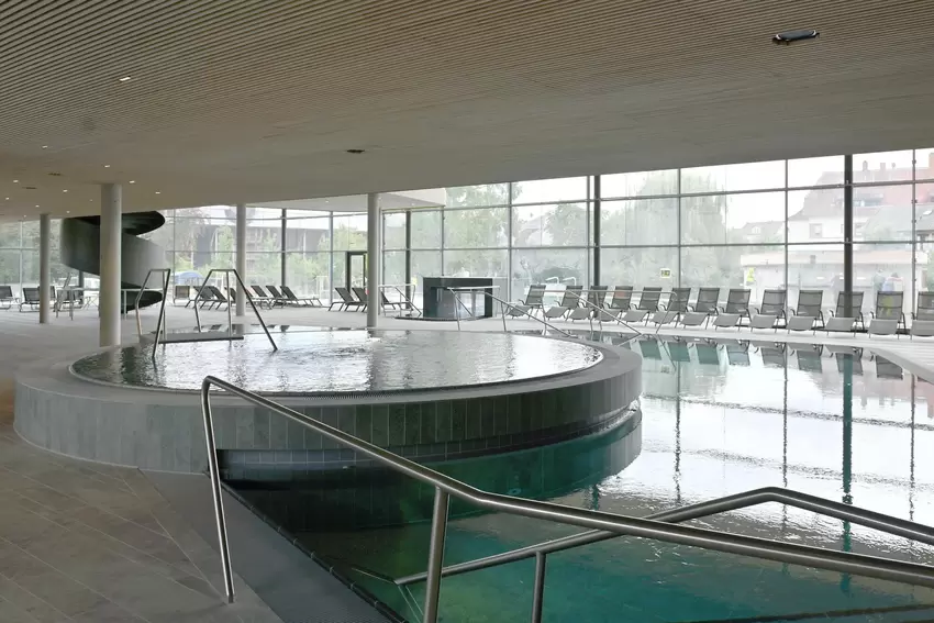 Das große Therme-Becken im Erdgeschoss.
