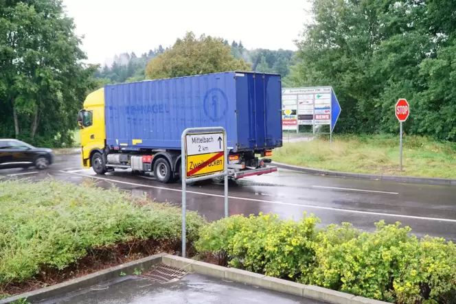 Ein versetztes Ortsschild und eine neue Geschwindigkeitsregelung sollen dabei helfen Verkehrsunfälle zu reduzieren.