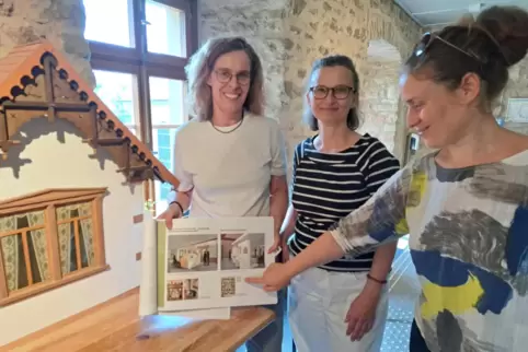 Regina Hauber (links) und Anja Kalinowski sind professionelle Ausstellungsgestalterinnen. Zusammen mit Elaine Neumann (rechts) v