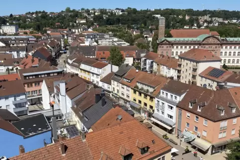 Die Hauptstraße, die Heilig-Kreuz-Kirche und das Zweibrücker Schloss, vom Turm der Alexanderskirche aus gesehen. Die Hauptstraße, die Heilig-Kreuz-Kirche und das Zweibrücker Schloss, vom Turm der Alexanderskirche aus gesehen.