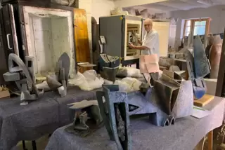 Zwei Brennöfen und jede Menge Kunst: Stefan Engel in seinem Atelier. Einige der Arbeiten im Vordergrund und das in Künstlerhand 