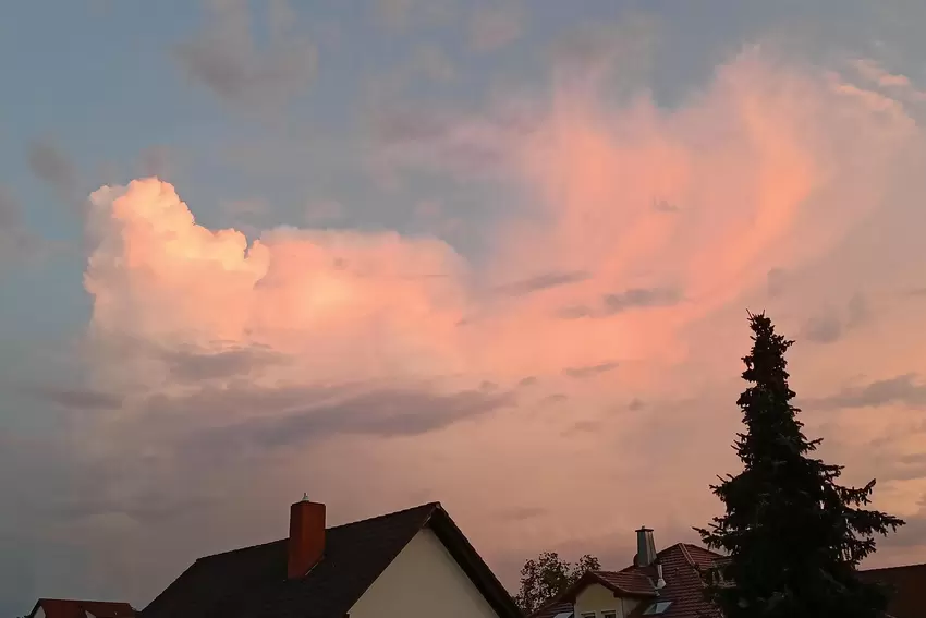 Rosafarbene Abendstimmung: Petra Walter-Becker hat sich von den Wolken und der schönen Himmelsfärbung in Ramstein faszinieren la